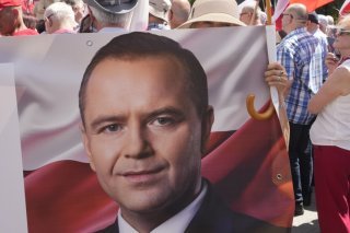 Des soutiens de Karol Nawroki s'étaient réunis devant la Cour suprême polonaise. KEYSTONE/AP/Czarek Sokolowski